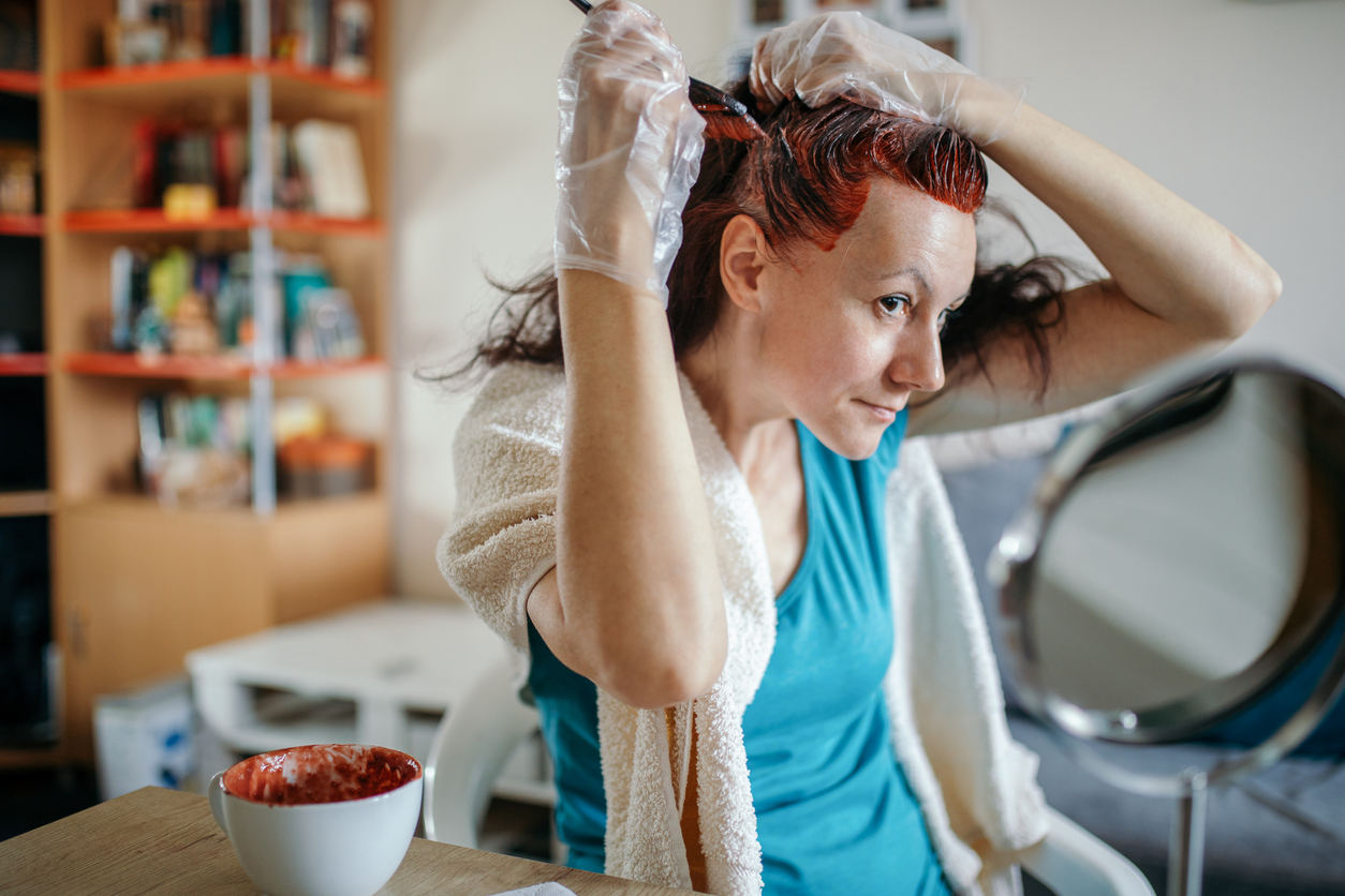 4 maneiras de tirar tinta de cabelo da roupa