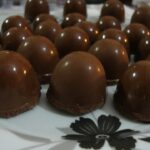 bombom de chocolate recheado com goiaba