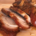 Como fazer um saboroso pernil assado com molho de abacaxi