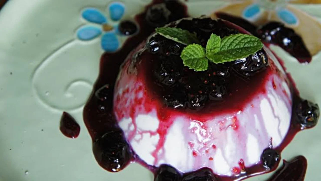 Como fazer uma deliciosa panna cotta com geleia de uva