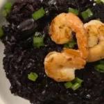 Como preparar um incrível arroz negro com camarão