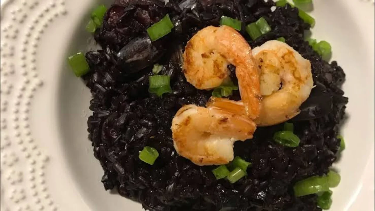 Como preparar um incrível arroz negro com camarão