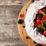 Como fazer uma deliciosa pavlova de frutas vermelhas