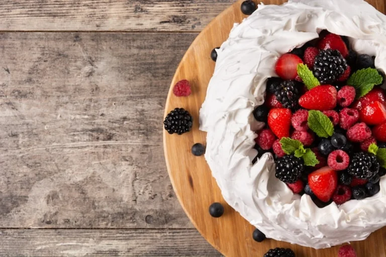 Como fazer uma deliciosa pavlova de frutas vermelhas